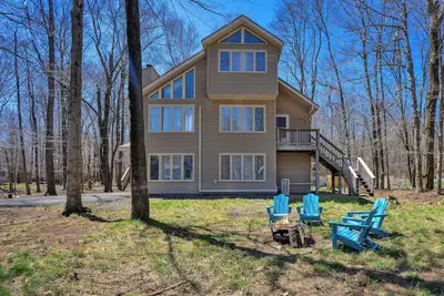 Image de Renovated Escape in Mountain Resort. Lake, Pool, Kayak, Family and Pet Friendly!