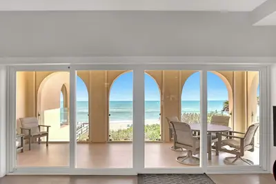 Image de Beachfront Bliss: Chic 3 Bedroom 2. 5 Bath Condo, Indialantic Florida Gem.