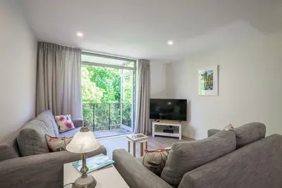 Image de Auckland City Escape: Modern Home with Spa Pool