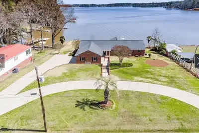 Image de 3 Br Lakefront house w/dock at Lake Murray, Family, Fishing, Fun!