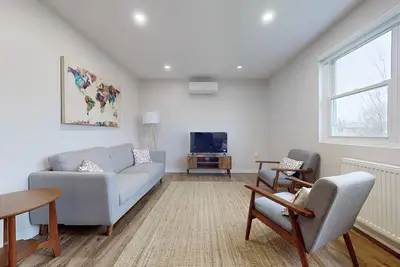 Image de Cozy Oasis in Oshawa! Spacious 3-bedroom, 1-bathroom apartment.