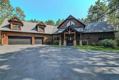 Image de Experience luxurious lakeside living in our 5-bed, 5-bath retreat!