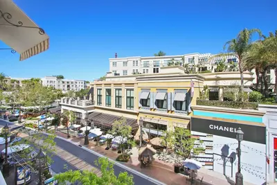 Image de Spacious, fully furnished 3rd floor condo with campus views @ the Americana!