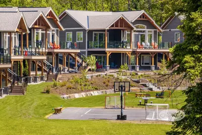 Image de 3 + bed 2 bath Villa on Lake Muskoka