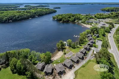 Image de 3 + bed 2 bath Villa on Lake Muskoka