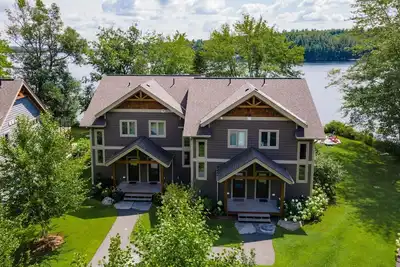 Image de 2 bed 1. 5 bath Villa on Lake Muskoka