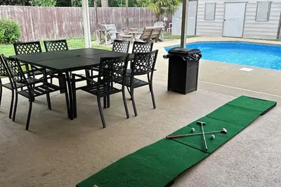 Image de Beautiful backyard and cozy interior has everything you need and is pet friendly