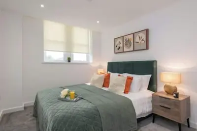 Thornhill House by Guestz