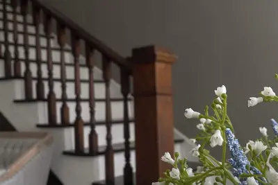 Image de \nHistoric beauty with partial lake views, walking distance to Burnside Marina!