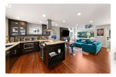 Image de Stylish Queen Anne townhouse with rooftop deck, secure parking, walk score 94!