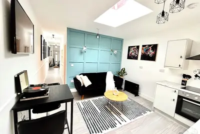 Image de Vibrant Bungalow 2 bedroom apartment, secure private parking