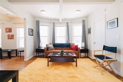 Image de Charming Upper: 3 Bd, 1 Ba Flat