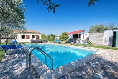 Image de Maison de vacances 'Gadem House' avec piscine privée et jardin privé