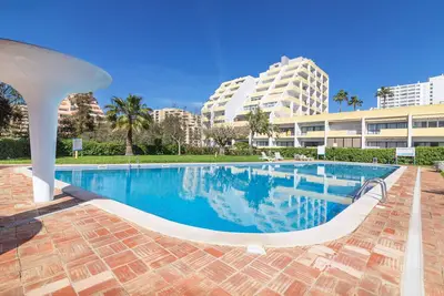 Appartement 'Coastal Breeze - Praia Da Rocha' avec vue sur la mer, Wi-Fi et climatisation