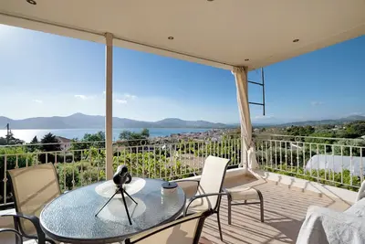 Image de Maison de campagne \"Villa Ermina Paleros\" avec Wi-Fi et climatisation