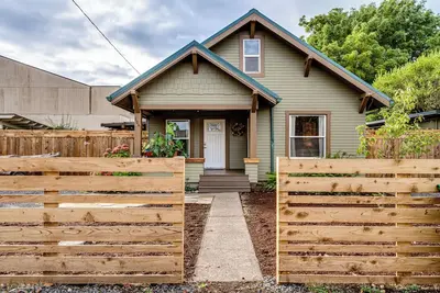 Image de \"Craftsman Oasis\" offers a central location 5 minutes to river park bike path.