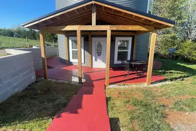 Image de Grain Bin home 9 minutes from Lu. Close to the city but in the country