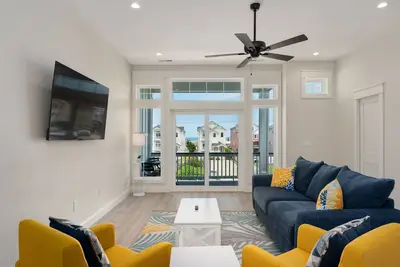 Image de Waves: Pet-Friendly, Semi-Oceanfront Townhome, Steps from the Beach!