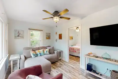 Image de Warm & inviting home with a washer/dryer, gas grill, central Ac - near the ocean