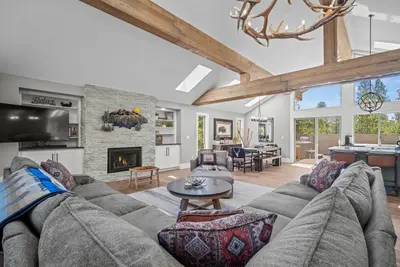 Image de Magnificent Sunriver Home, Hot Tub, Huge Deck, Sharc Passes, Ping Pong