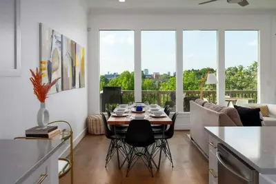 Image de Chic Townhome Close to City & Dining