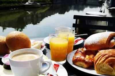Image de B3 la péniche en centre ville de Gand, La chambre du capitaine
