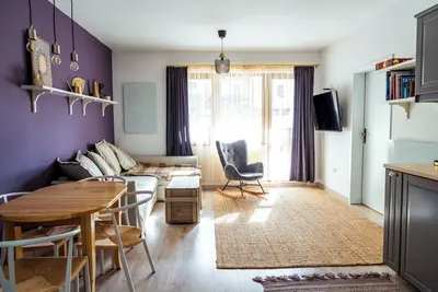 Image de Large stylish 2-bedroom apt, 2min walk to ski path, 7-8min to gondola