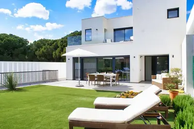 Image de Villa moderne avec piscine chauffée. Le centre de Vilamoura est très proche.