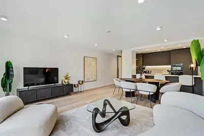 Image de Upscale Urban Apartment Style & Comfort for Six