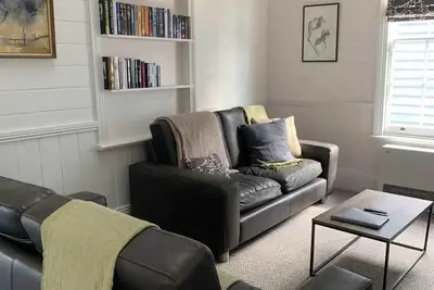 Image de Sunny Character 1800's Cottage