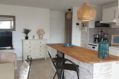 Image de Appartement climatisé, proche centreville, des plages, 6mn à pied-parking privatif