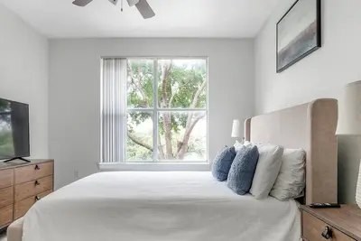 Image de Landing | Chic 2bd, Courtyard, Pool