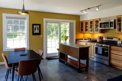 Image de New Modern Home w/ Parking Soaking Tub, Ev Charger