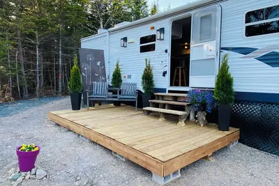 Image de Cozy waterfront property nestled amongst spruce trees. \nPet friendly.