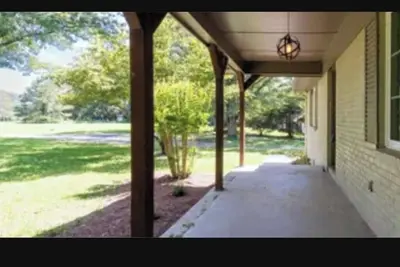 Image de Located near everything!