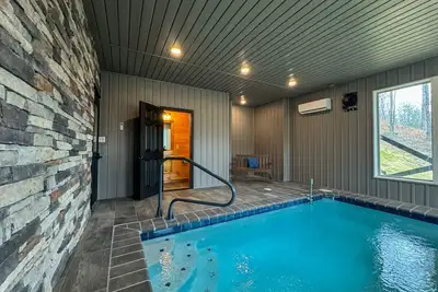 Image de New! Modern Pool Cabin in Sevierville Cabin