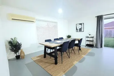 Image de Modern, cozy, spacious house with air conditioning and heating in all bedrooms!