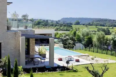 Image de Belle maison contemporaine avec piscine à débordement et vue sur le Mont Ventoux