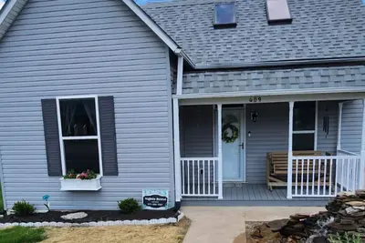 Image de A real charmer built in 1915, pet friendly, located next to  Mark Twain lake.