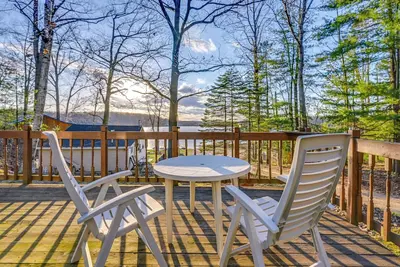 Image de Cottage w/ Deck & Bluff Lake Views: Walk to Beach!