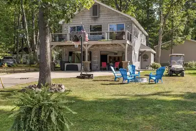 Image de The Treehouse @ Higgins Lake-Hot Tub- Fireplace-PetFriendly-3 min to the lake