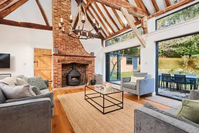 Image de Exquisite Coach House w/vaulted ceiling & log fire