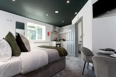 Quiet Work Retreat: Fast Wifi, Kitchen, Parking