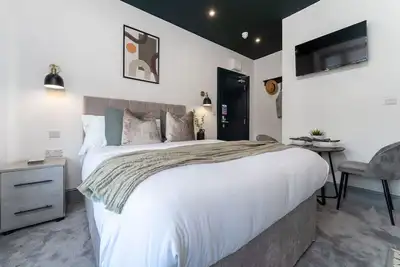 Sleek Studio: Full Kitchen, Laundry, Parking