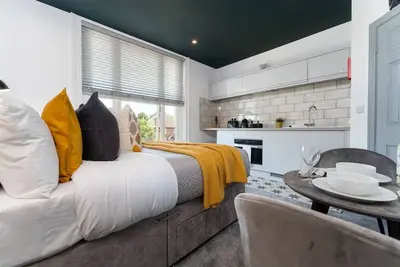 Modern Studio, Full Kitchen, Fast Wifi, Parking
