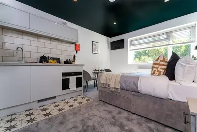 Serene Studio: Walk-in shower, Parking & Netflix