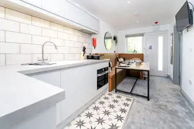 Chic Urban Oasis: Walk-In Shower, Garden w/Terrace