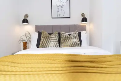 Work Stay Apt: Fast Wifi, Parking, Prime Location
