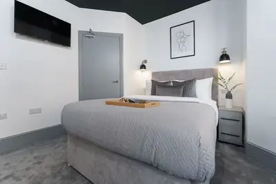 Sleek Modern Pad: fully-equipped kitchen & parking
