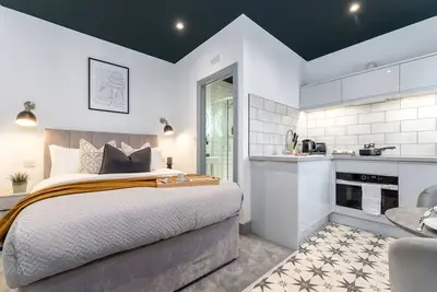 Chic Inviting Studio: Full kitchen & luxury shower